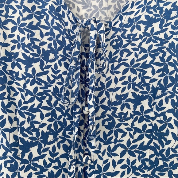 JOE FRESH BLUE/WHITE FLORAL PEPLUM TOP/BLOUSE WITH TIE AND BUTTONS DETAILS, XS - Picture 4 of 8